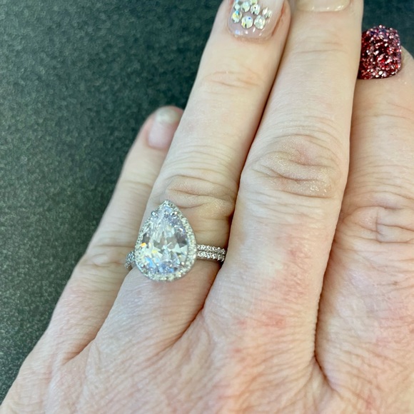 Beautiful Sterling silver ring with pear shaped “diamond”, size 8 - Picture 3 of 8